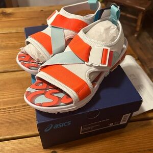 NIB Women’s Asics athletic sandal. Size 9.